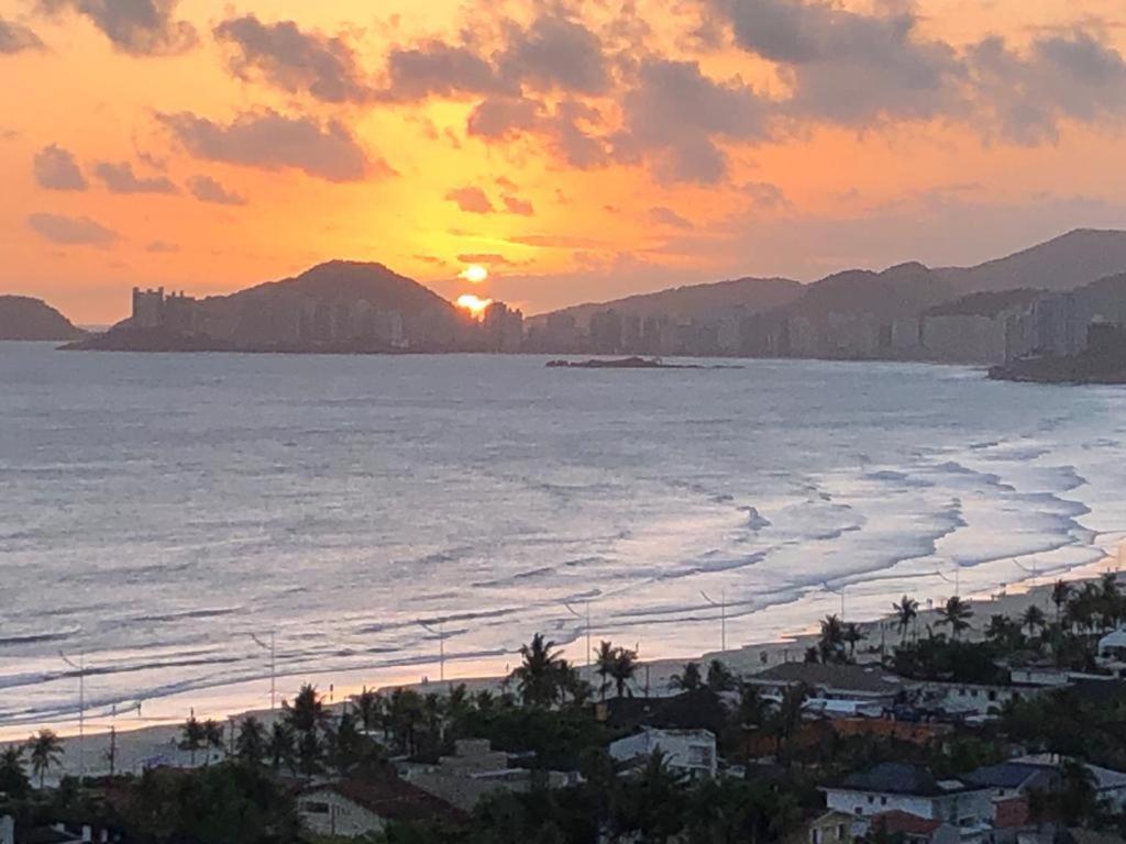 Maravilhoso Apartamento Vista Mar Enseada Гуаружа Экстерьер фото