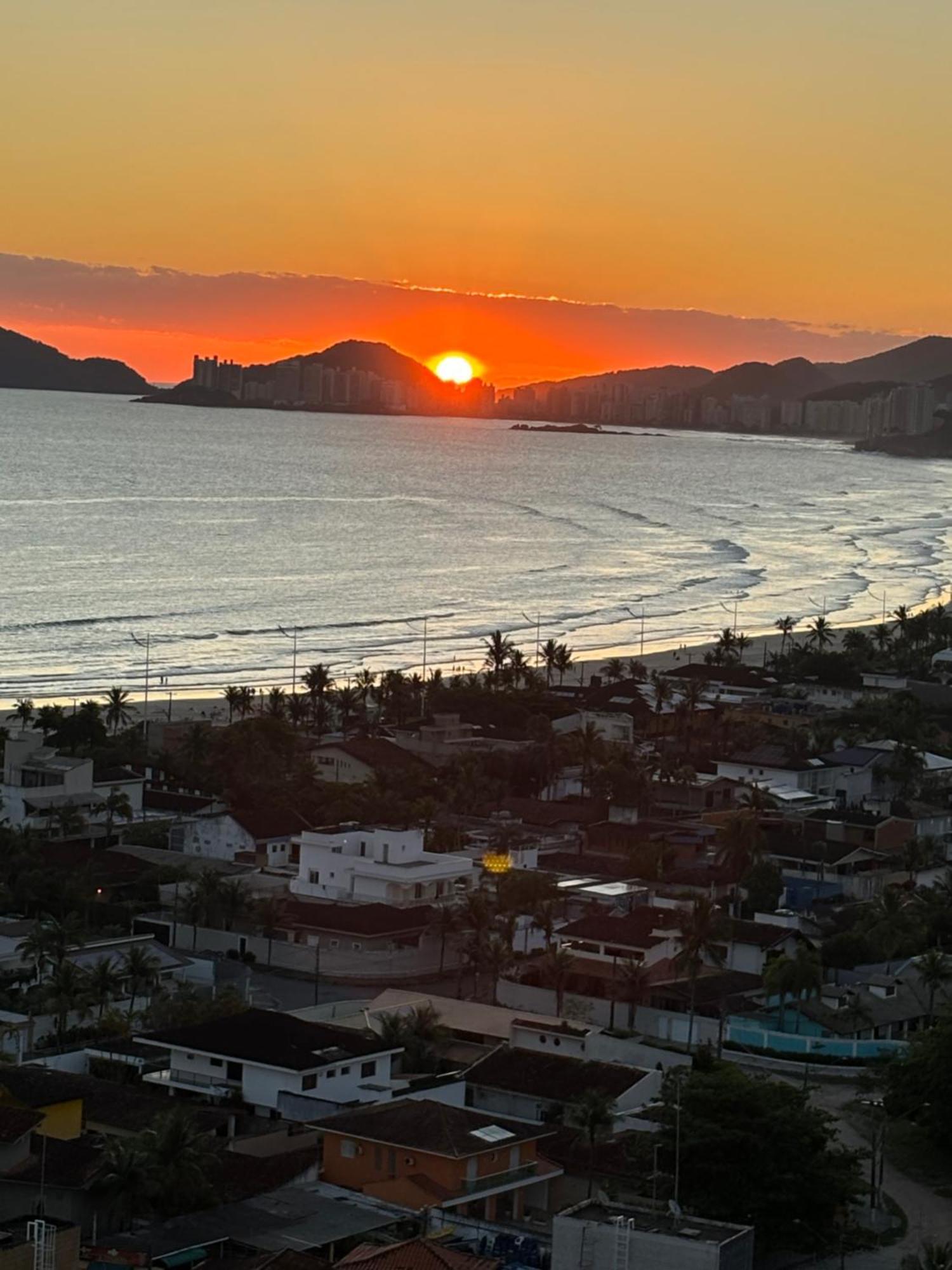Maravilhoso Apartamento Vista Mar Enseada Гуаружа Экстерьер фото